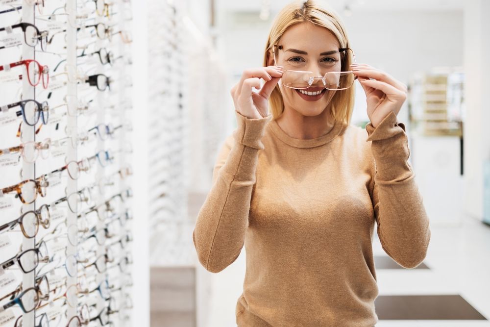 Girl wear eyeglasses